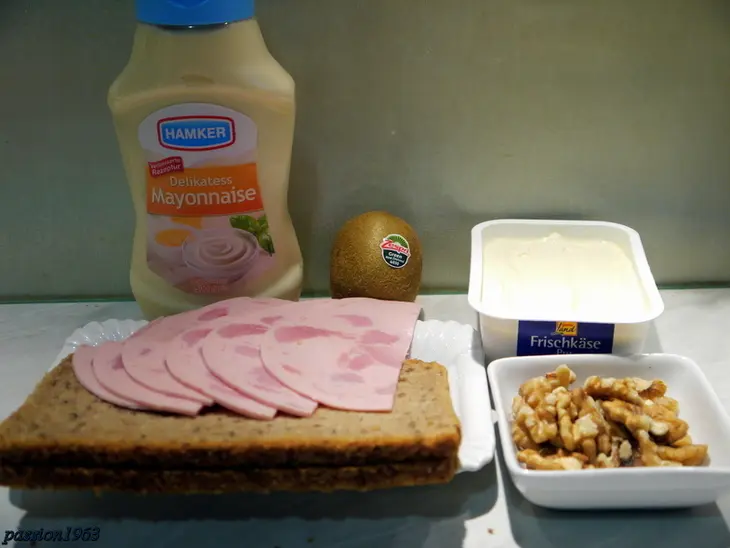 Канапе с киви с двумя разными намазками для мясоедов и рыбоедов: шаг 1
