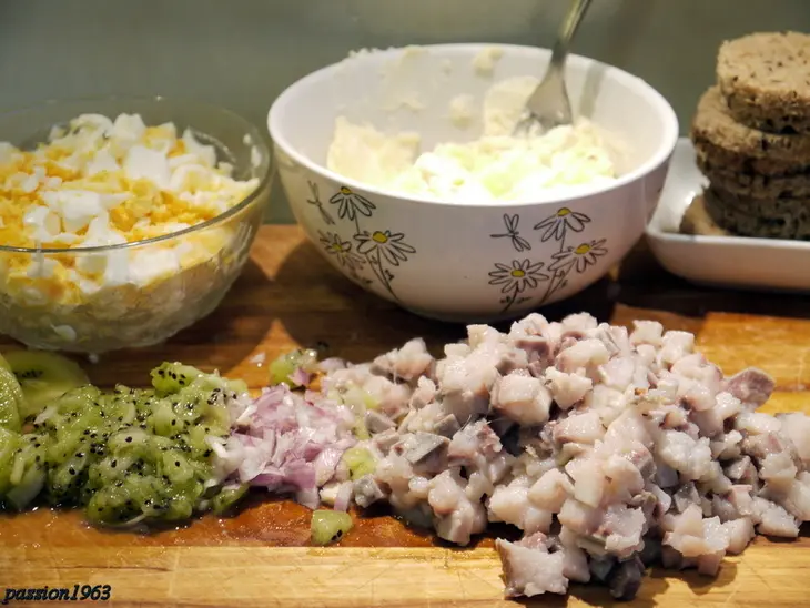 Канапе с киви с двумя разными намазками для мясоедов и рыбоедов: шаг 4