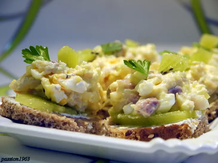 Канапе с киви с двумя разными намазками для мясоедов и рыбоедов: шаг 7