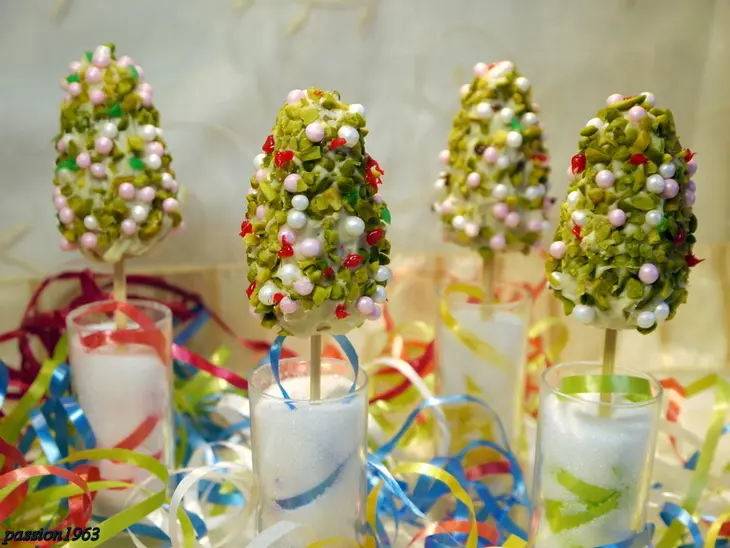 Cake-pops или пирожные-крошки на ножке „рождественская елочка“: шаг 10