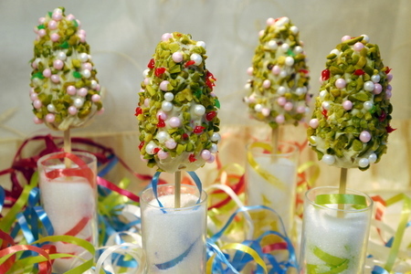 Cake-pops или пирожные-крошки на ножке „рождественская елочка“: шаг 10