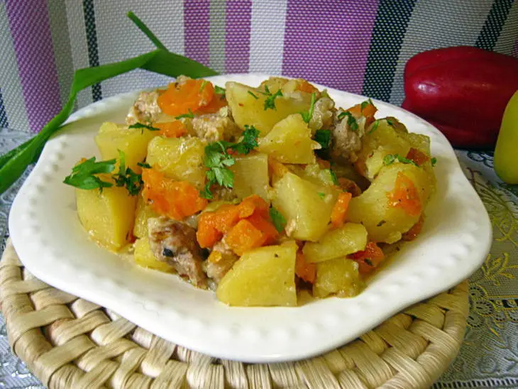 Картофель тушеный с мясом: шаг 8