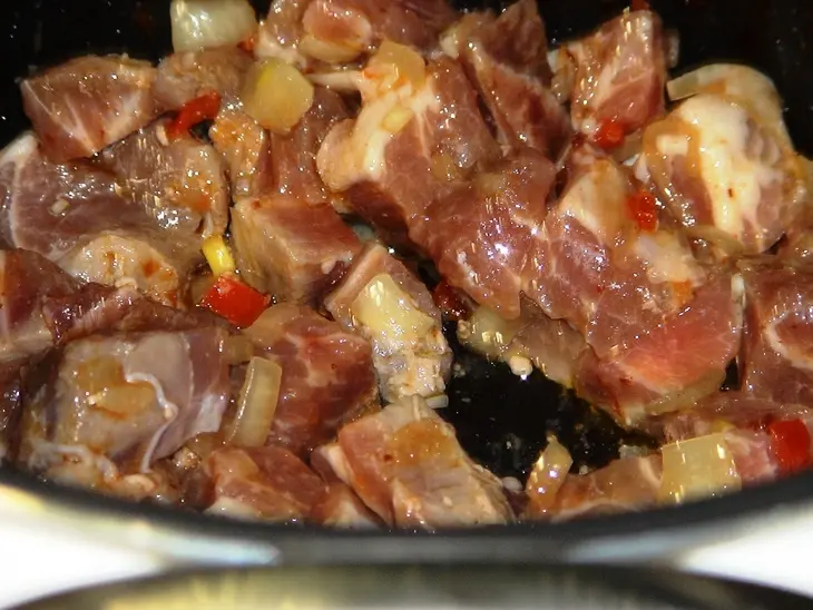 Свинина с шампиньонами и овощами в хрустящей корзинке под сладко-острым соусом ( тест-драйв): шаг 5