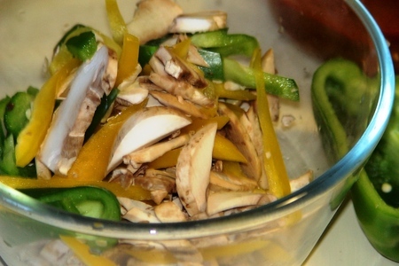 Свинина с шампиньонами и овощами в хрустящей корзинке под сладко-острым соусом ( тест-драйв): шаг 6