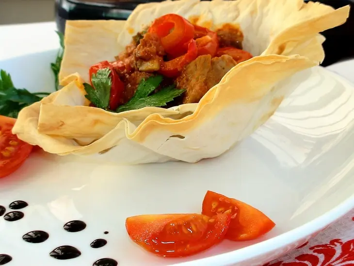 Свинина с шампиньонами и овощами в хрустящей корзинке под сладко-острым соусом ( тест-драйв): шаг 8