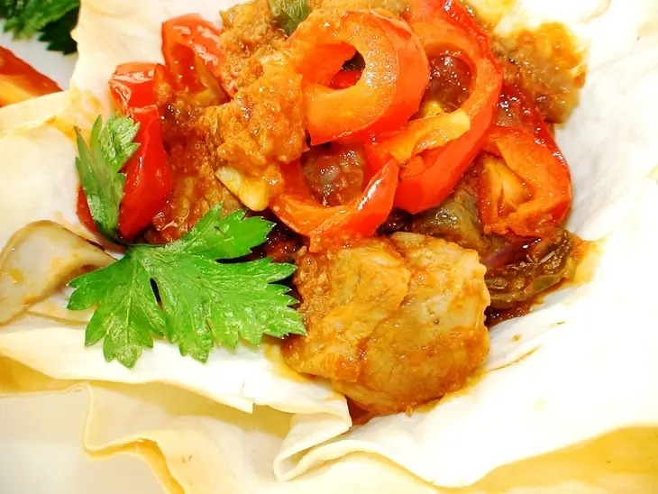 Свинина с шампиньонами и овощами в хрустящей корзинке под сладко-острым соусом ( тест-драйв): шаг 9