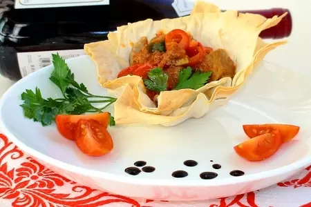 Свинина с шампиньонами и овощами в хрустящей корзинке под сладко-острым соусом ( тест-драйв): шаг 10