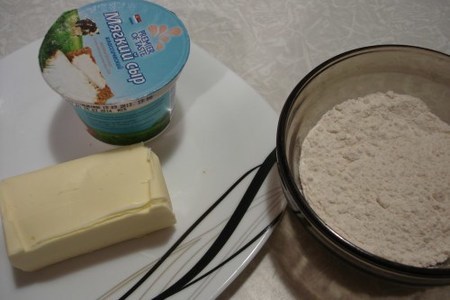 Рогалики из сырного слоенного теста с клюквенным вареньем: шаг 1
