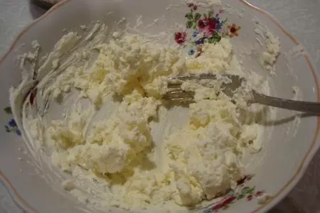 Рогалики из сырного слоенного теста с клюквенным вареньем: шаг 2