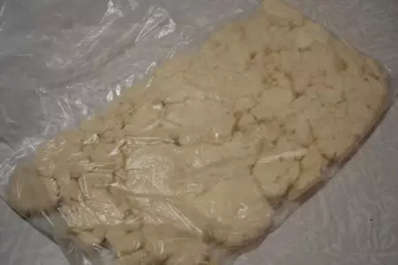 Рогалики из сырного слоенного теста с клюквенным вареньем: шаг 4