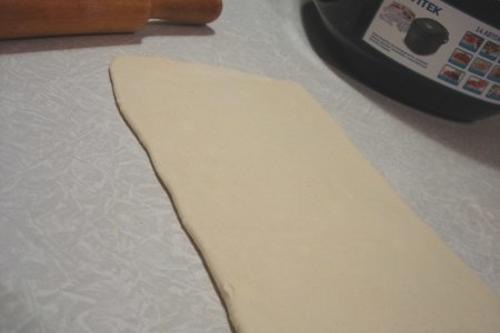 Рогалики из сырного слоенного теста с клюквенным вареньем: шаг 6