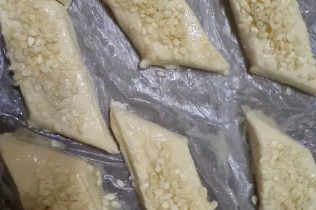 Рулетики- улитки слоеные с курагой и черносливом.: шаг 1
