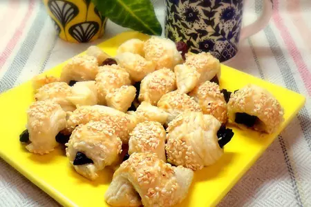 Рулетики- улитки слоеные с курагой и черносливом.: шаг 3