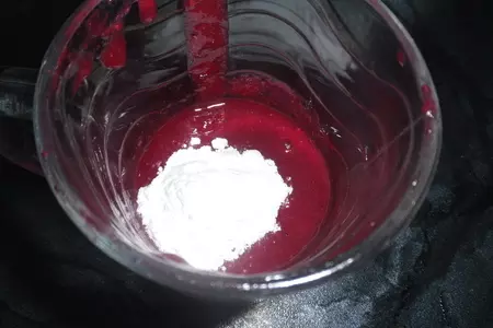 Кофейный сливочный мусс с малиновым "соусом" и золотой жемчужиной "подарок эльфов": шаг 4