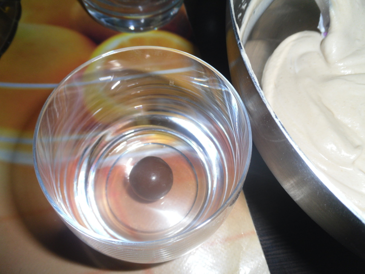 Кофейный сливочный мусс с малиновым "соусом" и золотой жемчужиной "подарок эльфов": шаг 8