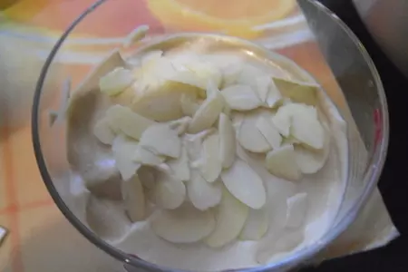 Кофейный сливочный мусс с малиновым "соусом" и золотой жемчужиной "подарок эльфов": шаг 11