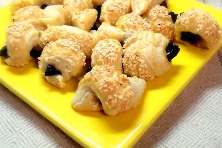 Рулетики- улитки слоеные с курагой и черносливом.: шаг 4