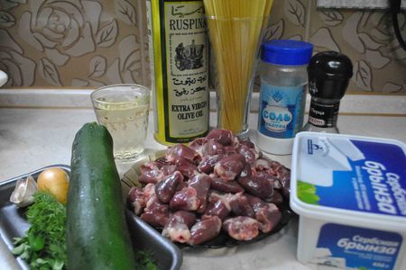 Вкусные будни «спагетти с куриными сердечками» на конкурс  «я+ серж маркович...»: шаг 1