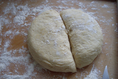 Пирожки с плавленым сыром, тесто на кефире: шаг 1