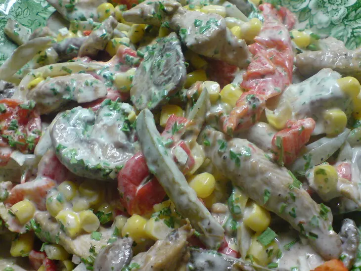 Салат из куриной грудки с грибами: шаг 6