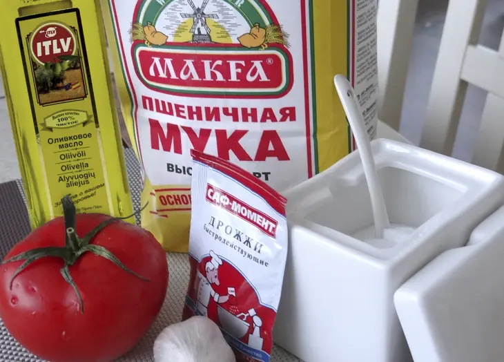 Focaccia (итальянская лепешка фокачча) с чесночным маслом, помидором и базиликом: шаг 1