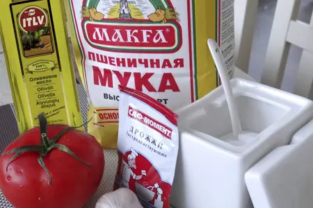 Focaccia (итальянская лепешка фокачча) с чесночным маслом, помидором и базиликом: шаг 1