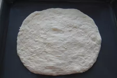 Focaccia (итальянская лепешка фокачча) с чесночным маслом, помидором и базиликом: шаг 2