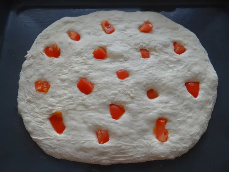 Focaccia (итальянская лепешка фокачча) с чесночным маслом, помидором и базиликом: шаг 3