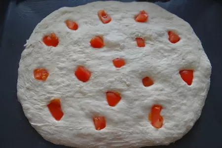 Focaccia (итальянская лепешка фокачча) с чесночным маслом, помидором и базиликом: шаг 3