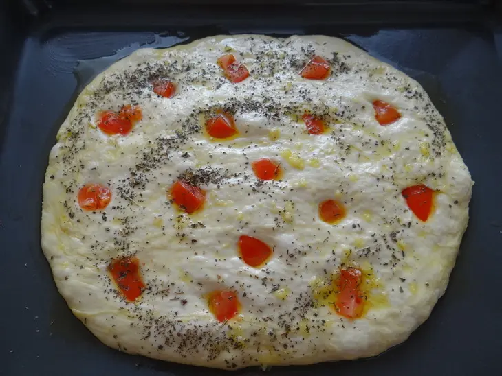 Focaccia (итальянская лепешка фокачча) с чесночным маслом, помидором и базиликом: шаг 4