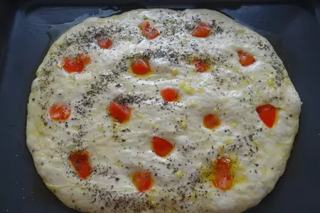 Focaccia (итальянская лепешка фокачча) с чесночным маслом, помидором и базиликом: шаг 4