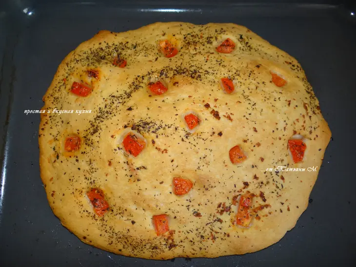 Focaccia (итальянская лепешка фокачча) с чесночным маслом, помидором и базиликом: шаг 5