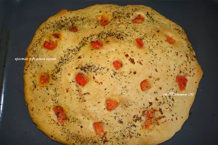 Focaccia (итальянская лепешка фокачча) с чесночным маслом, помидором и базиликом: шаг 5