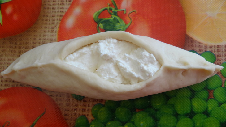 Pide турецкие с творогом и сыром: шаг 6