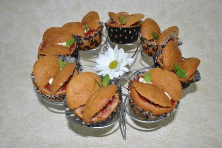 Кексики-бабочки "клубника со сливками": шаг 7