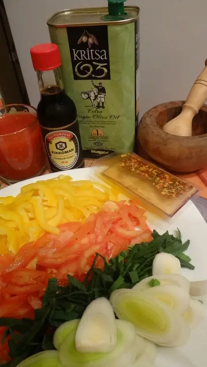 Подлива с морепродуктами из томатного сока и соуса киккоман: шаг 2