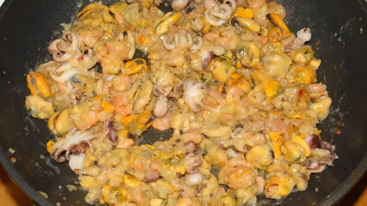 Подлива с морепродуктами из томатного сока и соуса киккоман: шаг 3