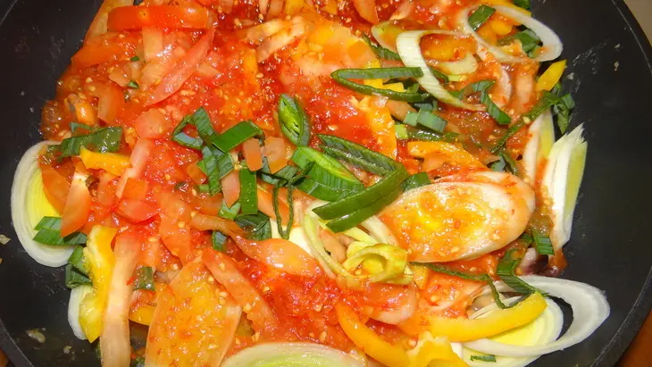 Подлива с морепродуктами из томатного сока и соуса киккоман: шаг 4