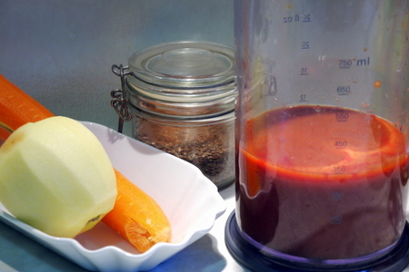 Смузи из томатного пюре с яблоком и морковью «яхонт»: шаг 1