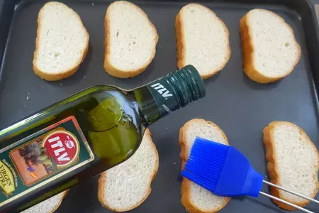 Сrostini-bruschetta (кростини-брускетты — итальянские бутерброды с тремя начинками): шаг 1