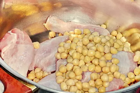 Суп из бараньего гороха с курицей / shourabit djaj mah hommous: шаг 1
