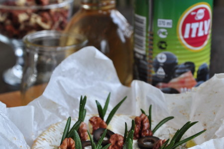 Камамбер запеченный с розмарином, орехами, маслинами и оливковым маслом: шаг 4