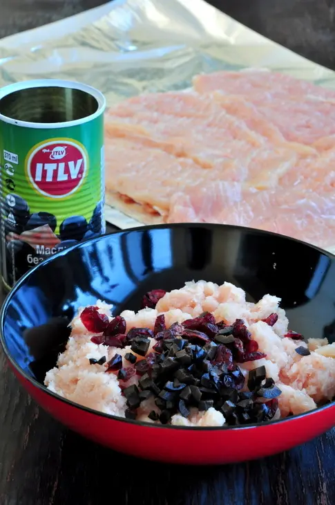 Рулет из курицы с карамболой и маслинами: шаг 2
