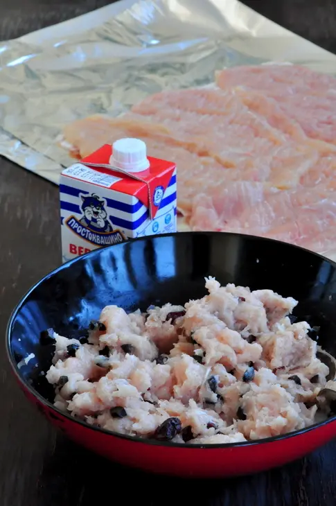 Рулет из курицы с карамболой и маслинами: шаг 3