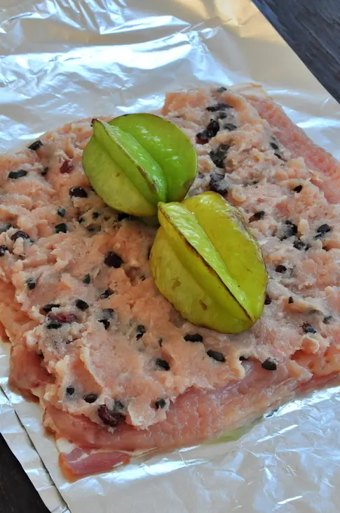 Рулет из курицы с карамболой и маслинами: шаг 4