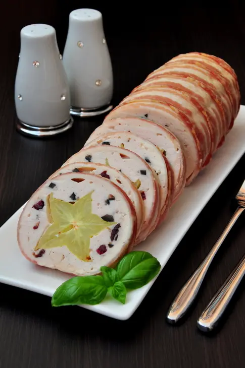 Рулет из курицы с карамболой и маслинами: шаг 6