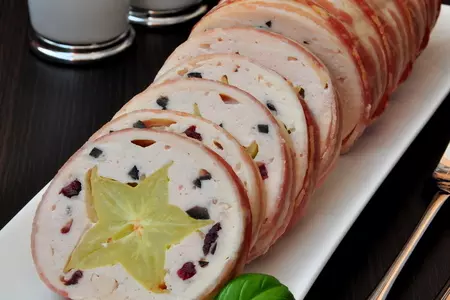 Рулет из курицы с карамболой и маслинами: шаг 6
