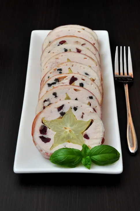 Рулет из курицы с карамболой и маслинами: шаг 7