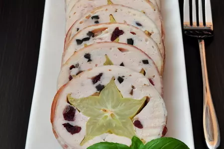 Рулет из курицы с карамболой и маслинами: шаг 7