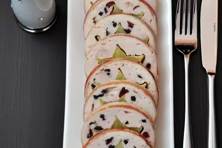 Рулет из курицы с карамболой и маслинами: шаг 8